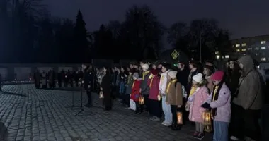У Львові пластуни принесли Вифлеємський вогонь миру на могили загиблих військових