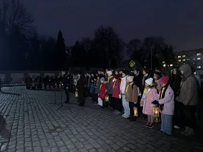 У Львові пластуни принесли Вифлеємський вогонь миру на могили загиблих військових