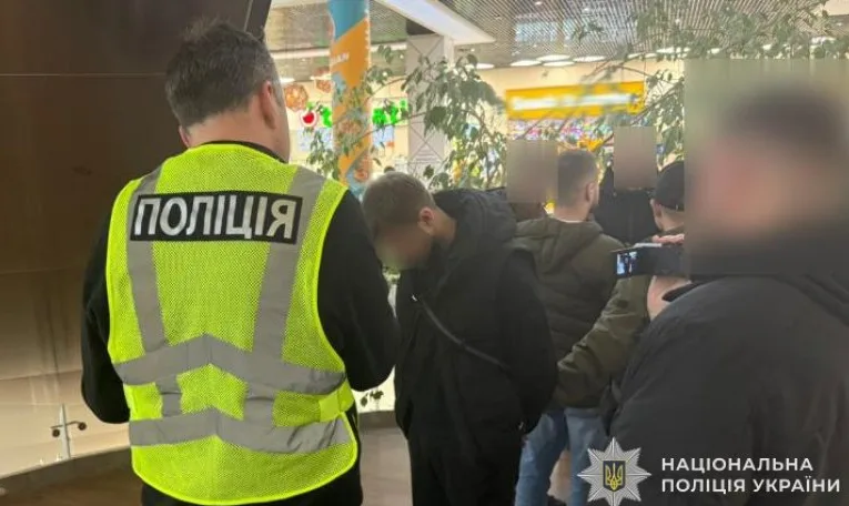 У Львові рекетири вимагали у потерпілого 120 тисяч доларів неіснуючого боргу