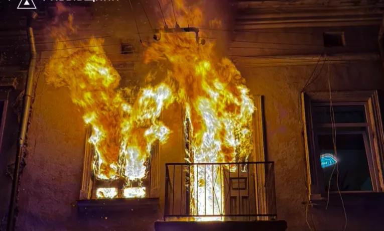 У Стрию спалахнула квартира — рятувальники витягнули з полум’я жінку та дитину