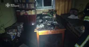 У Львові жінка постраждала внаслідок пожежі, ймовірно спричиненої свічкою