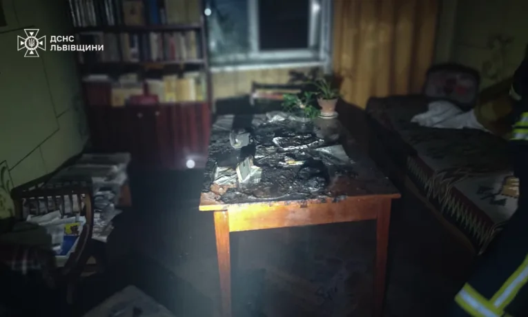 У Львові жінка постраждала внаслідок пожежі, ймовірно спричиненої свічкою