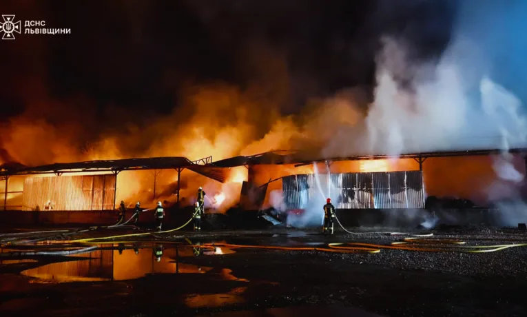 На Львівщині рятувальники ліквідували дві масштабні пожежі: у Жидачеві та Сільці