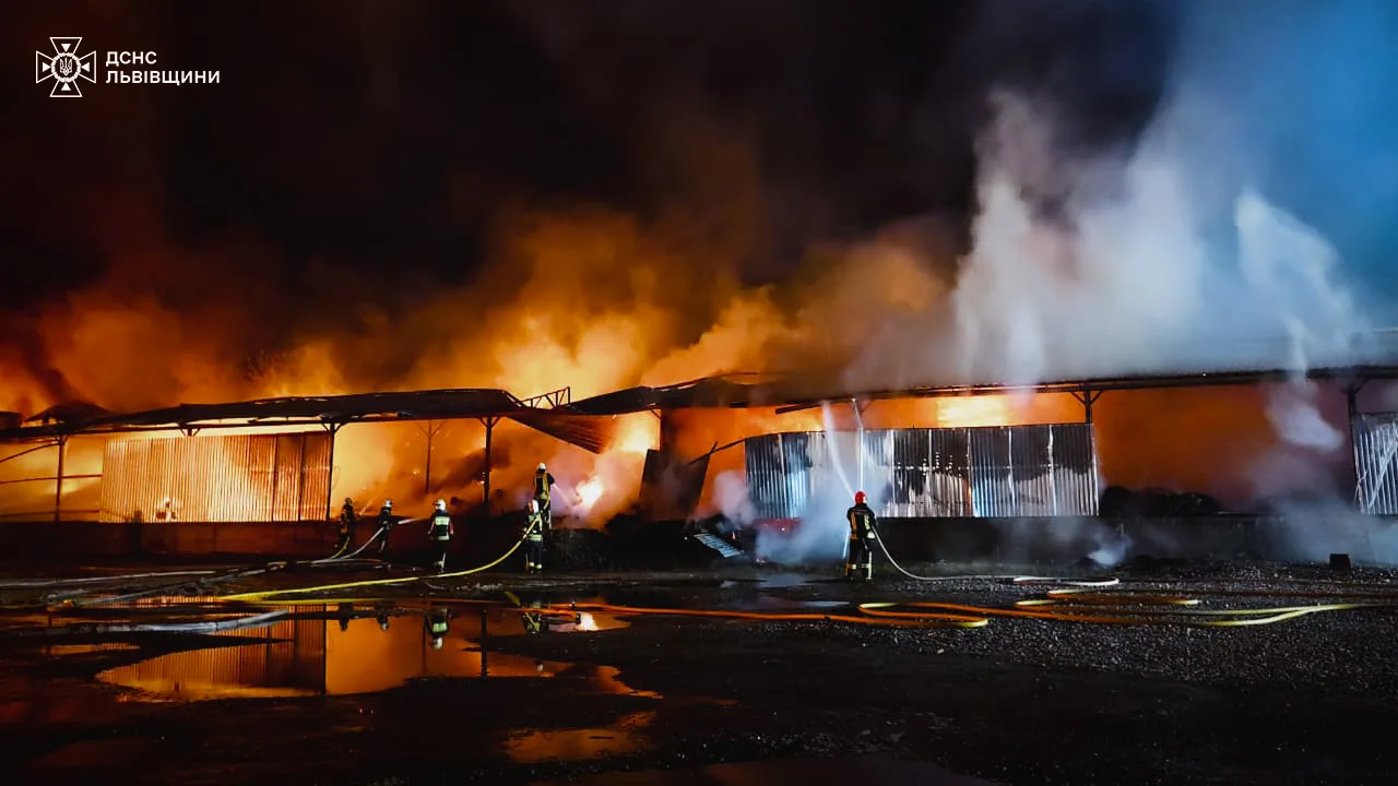 На Львівщині рятувальники ліквідували дві масштабні пожежі: у Жидачеві та Сільці