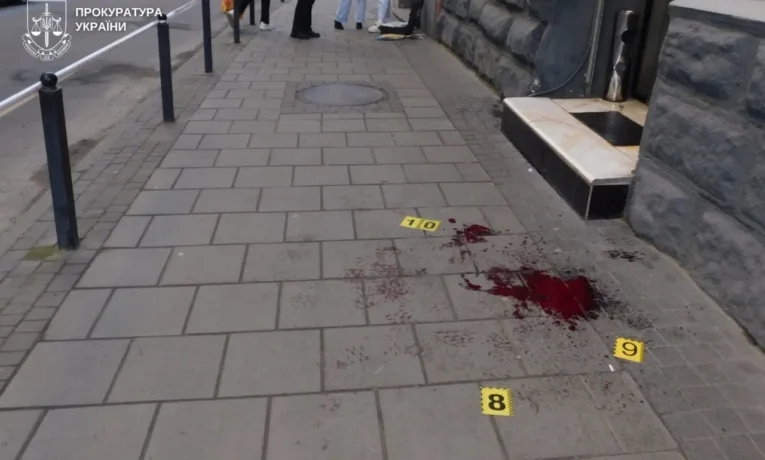 У Львові перехожий заступився за жінку та отримав ножове поранення: потерпілий у лікарні, нападник – під вартою