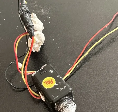 У кабінеті голови Шевченківської райадміністрації Львова знайшли прихований пристрій, схожий на прослуховувальний