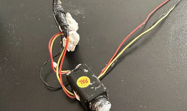 У кабінеті голови Шевченківської райадміністрації Львова знайшли прихований пристрій, схожий на прослуховувальний