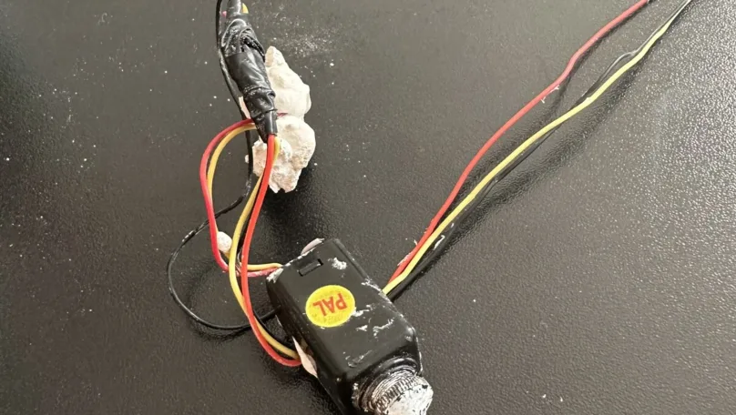 У кабінеті голови Шевченківської райадміністрації Львова знайшли прихований пристрій, схожий на прослуховувальний