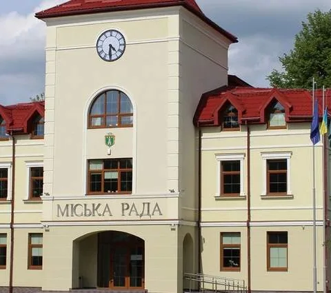 Поліція розслідує можливі фіктивні «гуманітарні» відрядження посадовців Пустомитівської міськради за кордон