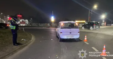 На Львівщині водій авто збив 68-річного чоловіка, який лежав на дорозі