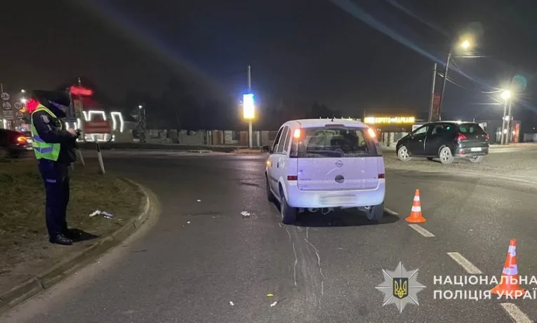 На Львівщині водій авто збив 68-річного чоловіка, який лежав на дорозі