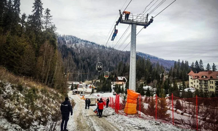 На горі Захар Беркут на Львівщині через поломку підйомника застрягли 80 туристів