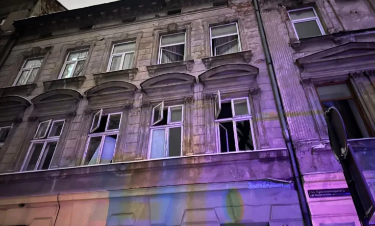 У центрі Львова внаслідок атаки ворожого дрона пошкоджено житлові будинки, школу та корпус Політехніки