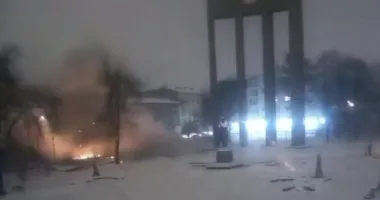 У центрі Львова російський дрон влучив у дитячий майданчик біля пам’ятника Бандери (відео)