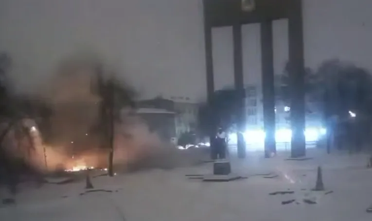 У центрі Львова російський дрон влучив у дитячий майданчик біля пам’ятника Бандери (відео)