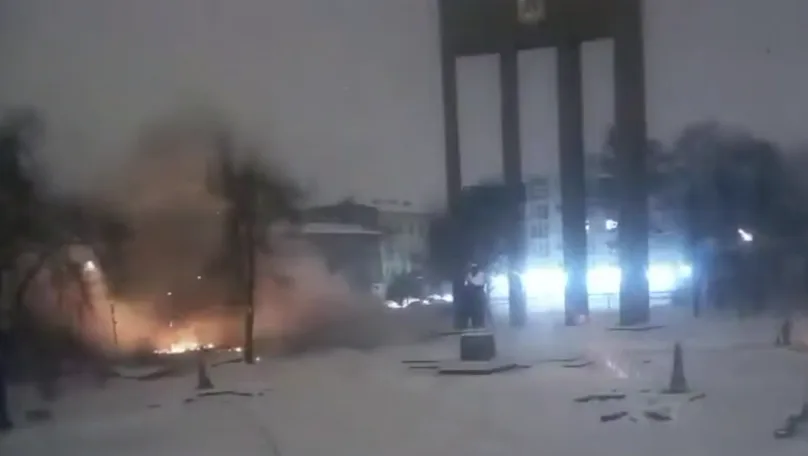 У центрі Львова російський дрон влучив у дитячий майданчик на вулиці Бандери (відео)