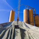 Суд зобов’язав завод «Бетонбуд», пов’язаний із братами Медведчука та Козака, повернути Львову землю через борги