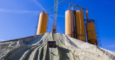 Суд зобов’язав завод «Бетонбуд», пов’язаний із братами Медведчука та Козака, повернути Львову землю через борги