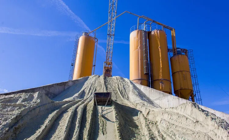 Суд зобов’язав завод «Бетонбуд», пов’язаний із братами Медведчука та Козака, повернути Львову землю через борги