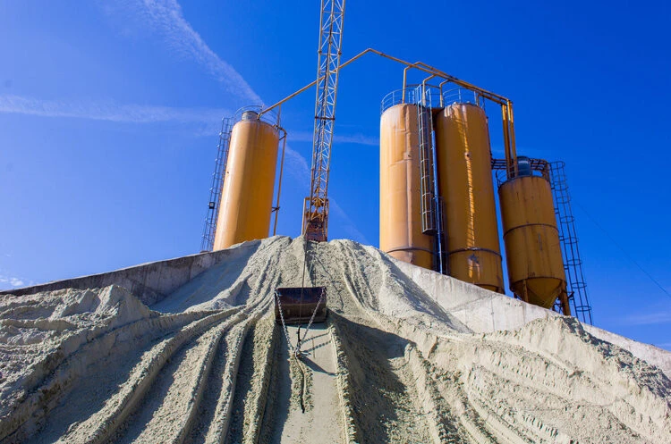 Суд зобов’язав завод «Бетонбуд», пов’язаний із братами Медведчука та Козака, повернути Львову землю через борги