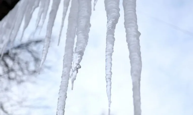 У Львові прооперували 20-річного хлопця, на якого впала брила снігу з даху