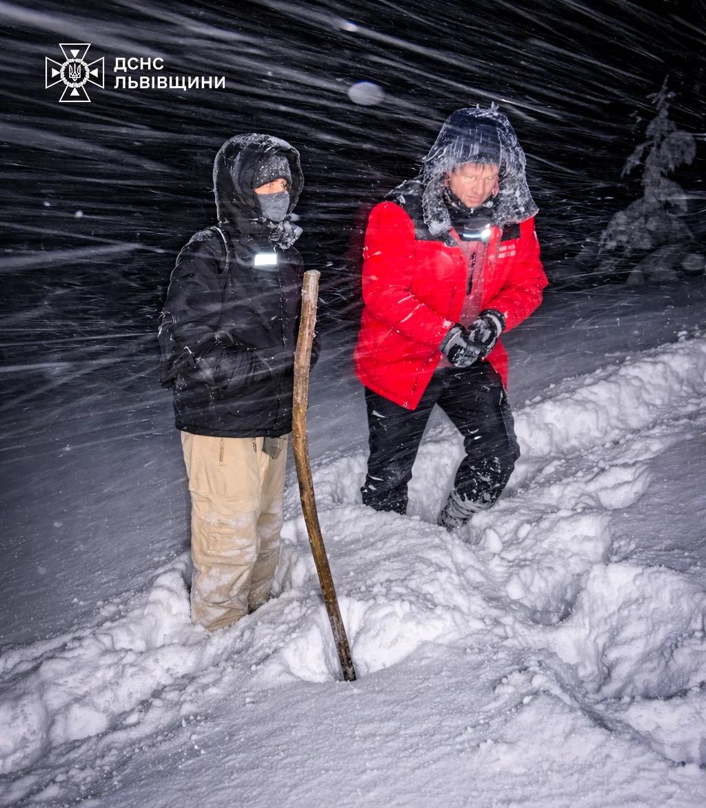 На Львівщині рятувальники знайшли заблукалого туриста на горі Парашка