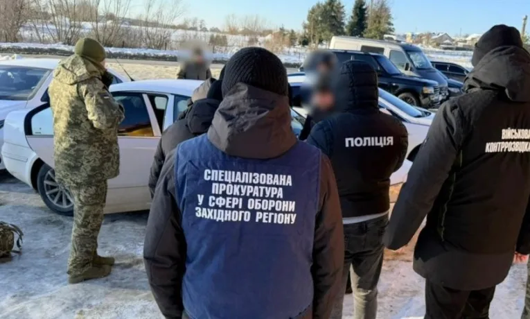 На Львівщині затримали курсанта під час передачі командирові взводу 2500 доларів хабаря