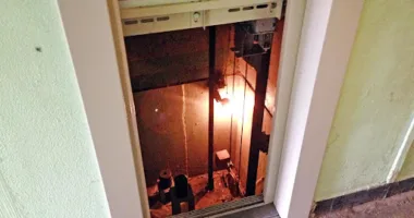 У Львові рятувальники визволили трьох чоловіків із ліфтової пастки — один упав у шахту