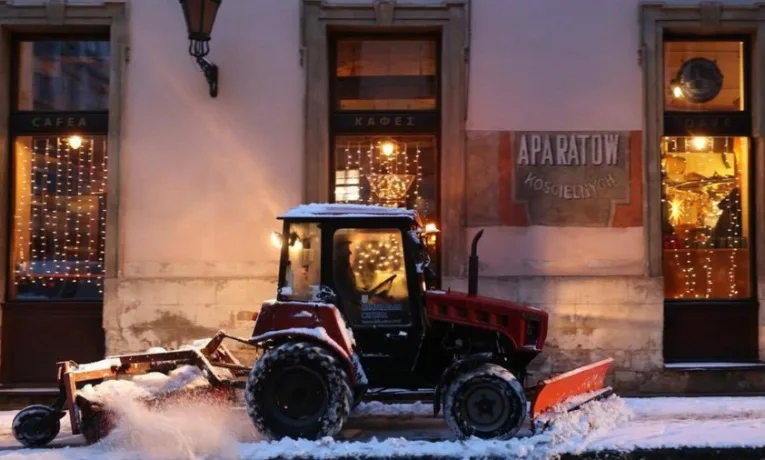 У Львові всю ніч понад 1400 комунальників розчищали вулиці міста від снігу