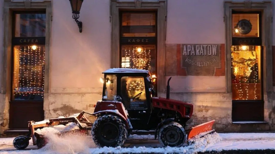 У Львові всю ніч понад 1400 комунальників розчищали вулиці міста від снігу