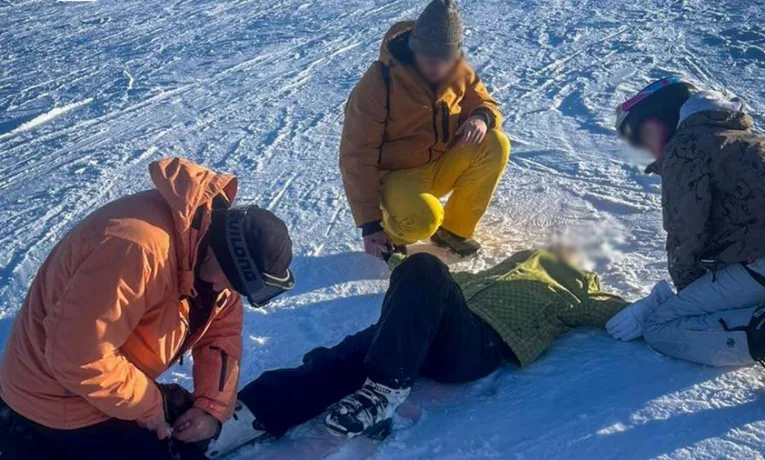 На Львівщині гірські рятувальники двічі допомагали травмованим лижницям