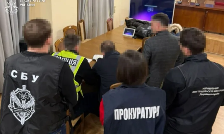 70 доларів за фуру: правоохоронці викрили корупційну схему на Львівській митниці