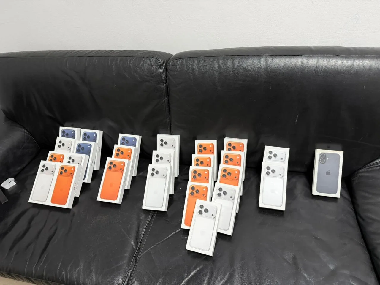 Айфони і брендові речі: львівські митники викрили контрабанду на 3 мільйони