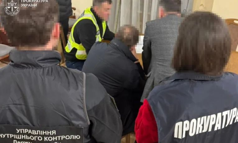 Суд на Львівщині арештував майно митника, який підозрюється у хабарництві