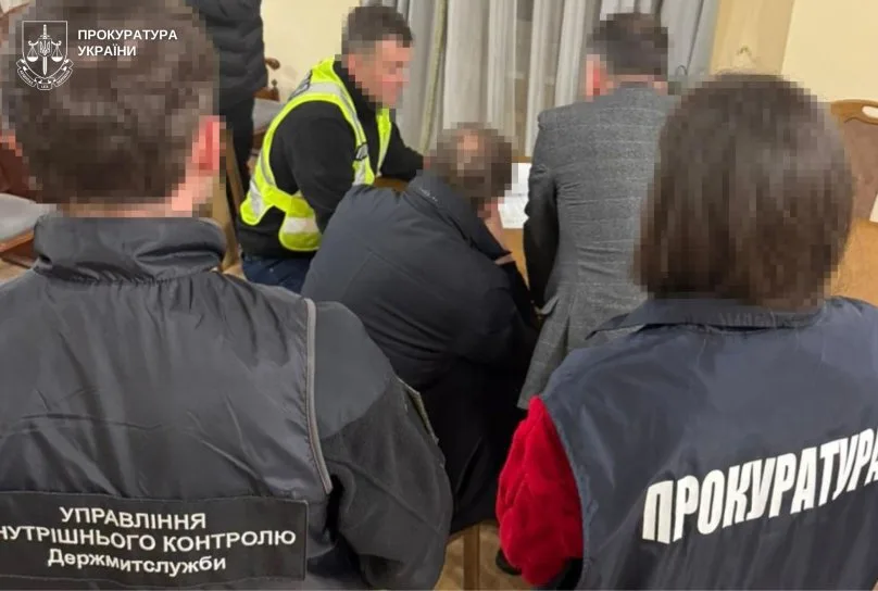 Суд на Львівщині арештував майно митника, який підозрюється у хабарництві