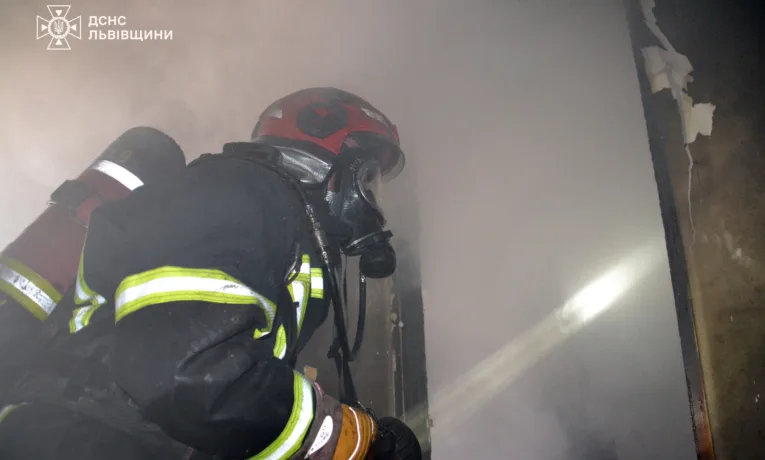 На Львівщині вогнеборці врятували від знищення вогнем два житлові будинки