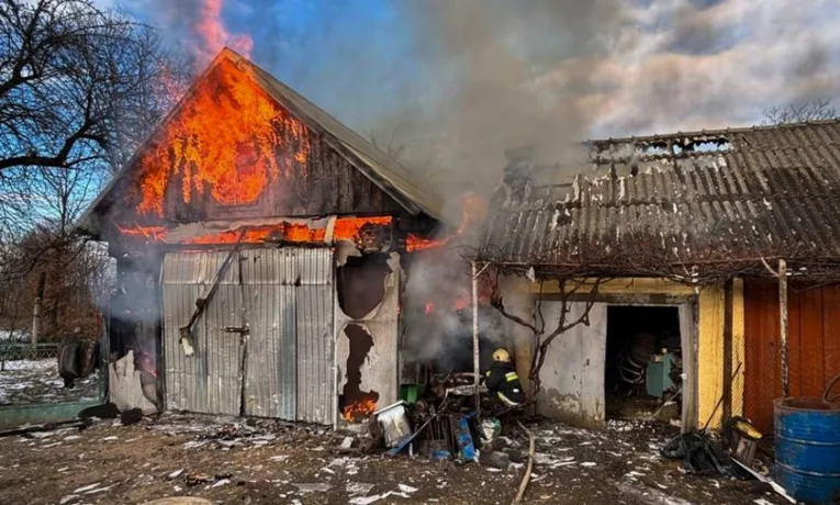 Згоріло сіно: на Львівщині загасили пожежу в приватному господарстві