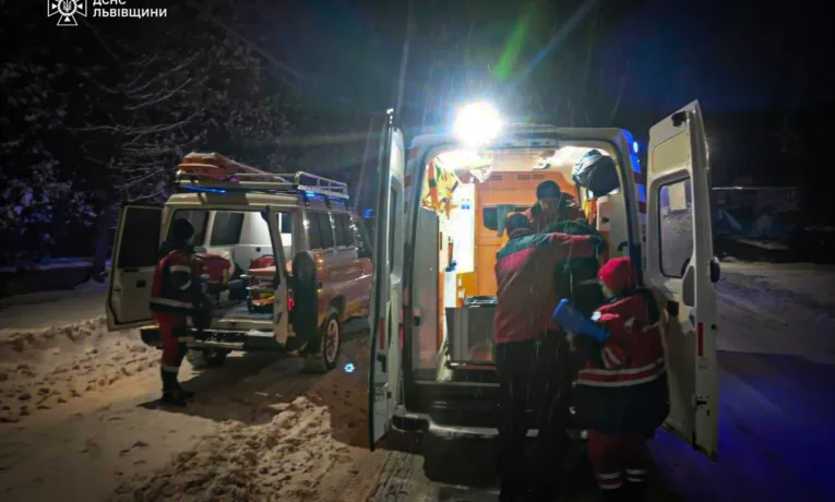 Рятувальники Славського району допомогли медикам дістатися до хворого