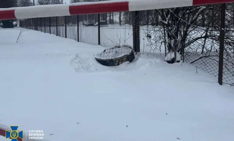 СБУ продемонструвала уламки «Орєшніка», яким рф атакувала Львівщину і кваліфікує цей удар як воєнний злочин