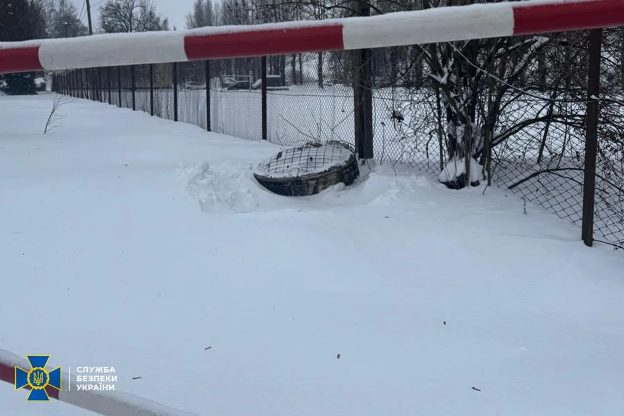 СБУ продемонструвала уламки «Орєшніка», яким рф атакувала Львівщину і кваліфікує цей удар як воєнний злочин