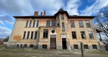 У Роздолі на Львівщині продають сторічну будівлю колишньої монастирської школи