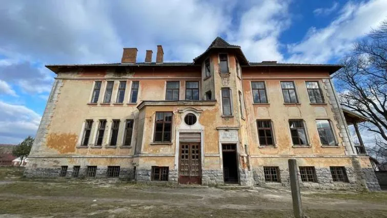 У Роздолі на Львівщині продають сторічну будівлю колишньої монастирської школи