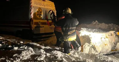 На Львівщині рятувальники витягнули зі снігових заметів дві карети швидкої допомоги