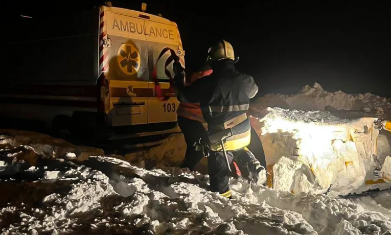 На Львівщині рятувальники витягнули зі снігових заметів дві карети швидкої допомоги
