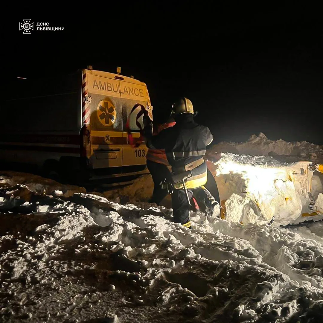 На Львівщині рятувальники витягнули зі снігових заметів дві карети швидкої допомоги