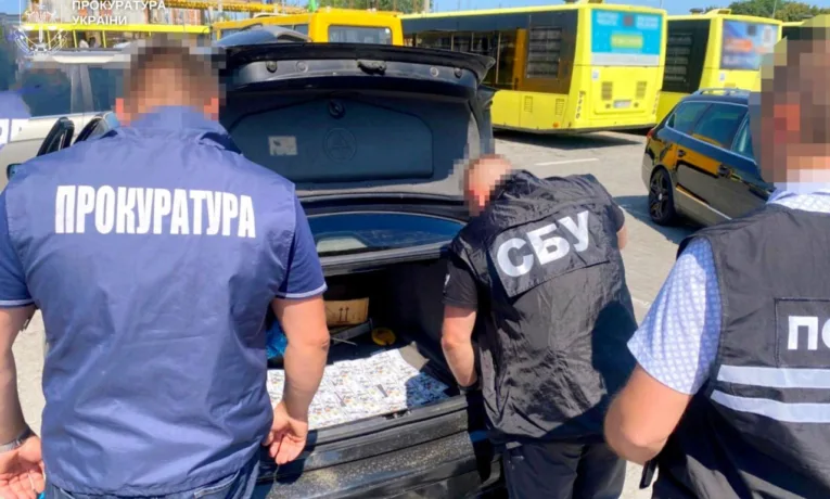 15 тисяч доларів за незаконний виїзд до Словаччини: на Львівщині судитимуть голову громадської організації