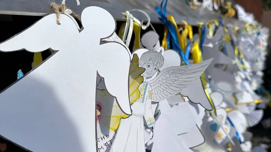 У Львові на Меморіалі пам’яті Героїв Небесної Сотні школярі розвісили паперових ангеликів