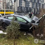 У Львові зіткнулися Tesla та Toyota: троє травмованих (фото)