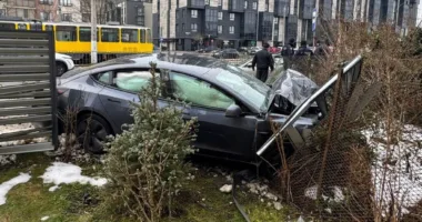 У Львові зіткнулися Tesla та Toyota: троє травмованих (фото)