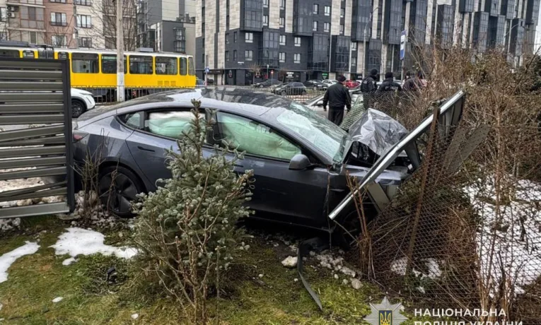 У Львові зіткнулися Tesla та Toyota: троє травмованих (фото)